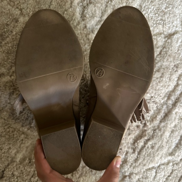 MOSSIMO SUEDE LEATHER FRINGE TAUPE LOW HEEL ANKLE BOOTS CREAM GREY BROWN Sz 7.5 - Picture 6 of 9